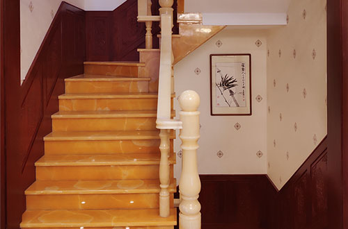 永寿中式别墅室内汉白玉石楼梯的定制安装装饰效果